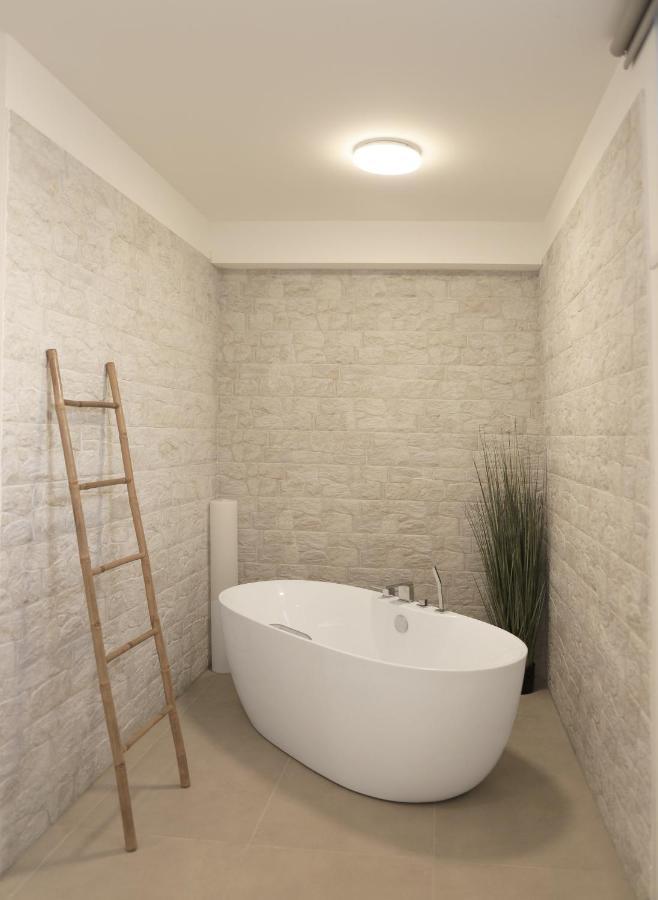 Apartments Terra Sun With Private Pool Or Jacuzzi Njivice Bagian luar foto