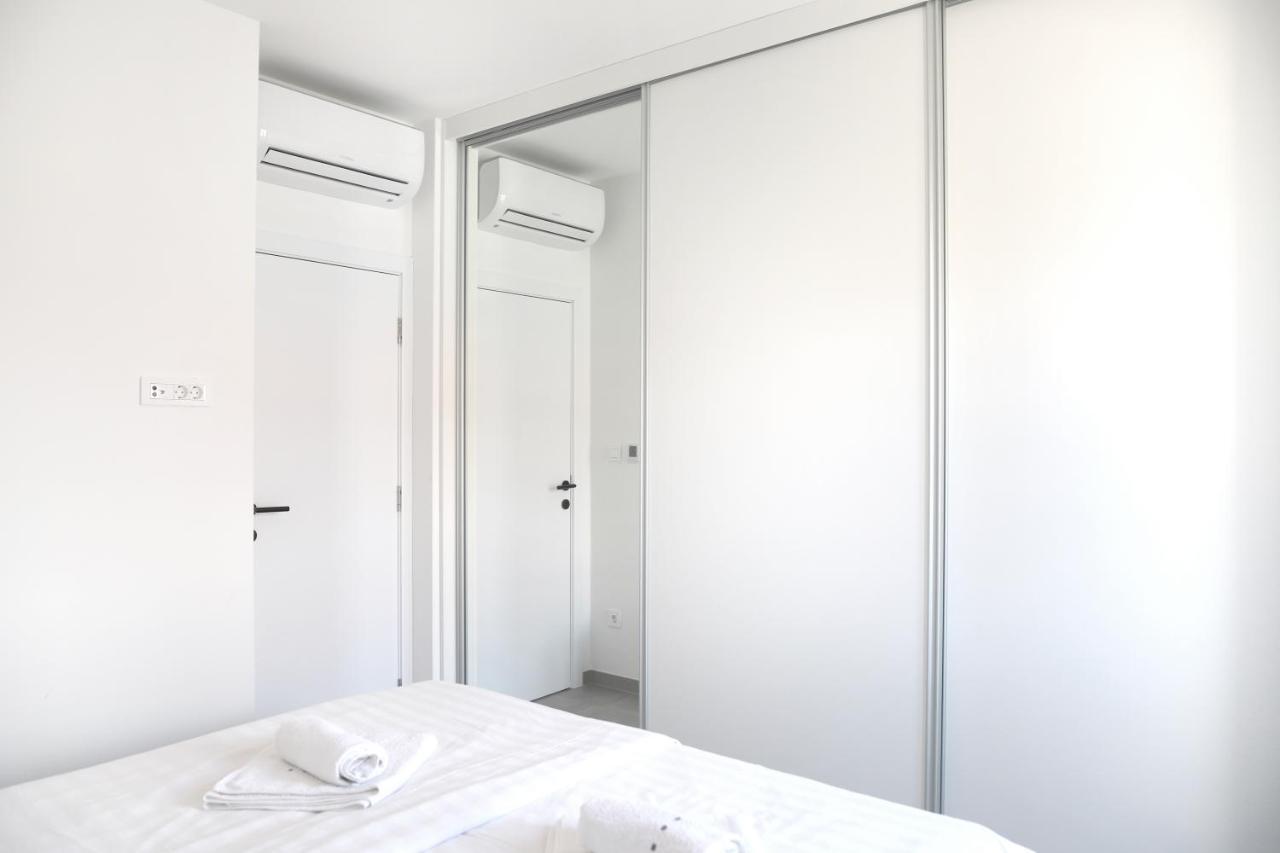 Apartments Terra Sun With Private Pool Or Jacuzzi Njivice Bagian luar foto
