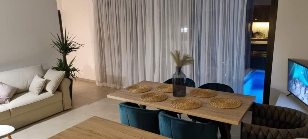 Apartments Terra Sun With Private Pool Or Jacuzzi Njivice Bagian luar foto