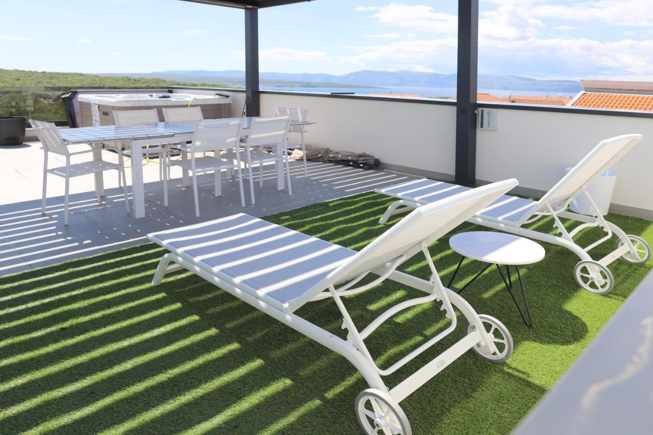 Apartments Terra Sun With Private Pool Or Jacuzzi Njivice Bagian luar foto