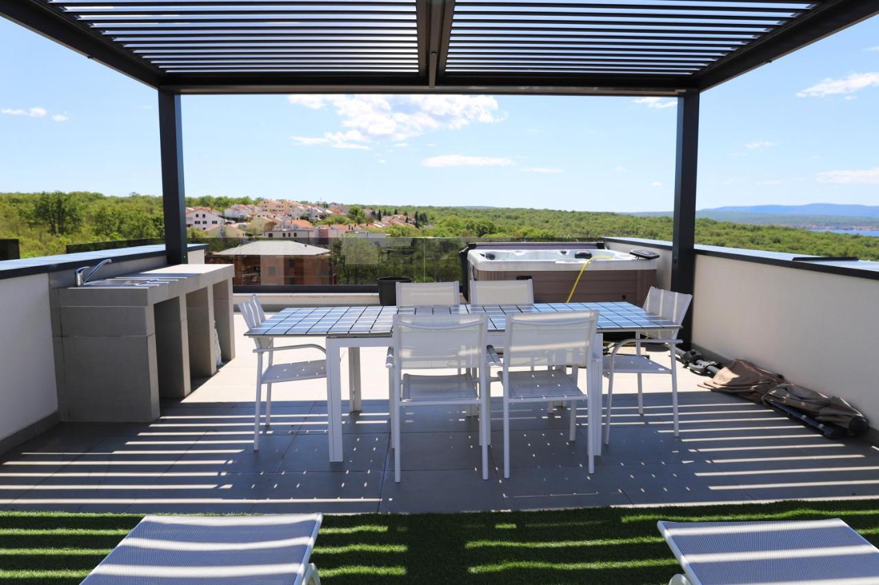 Apartments Terra Sun With Private Pool Or Jacuzzi Njivice Bagian luar foto