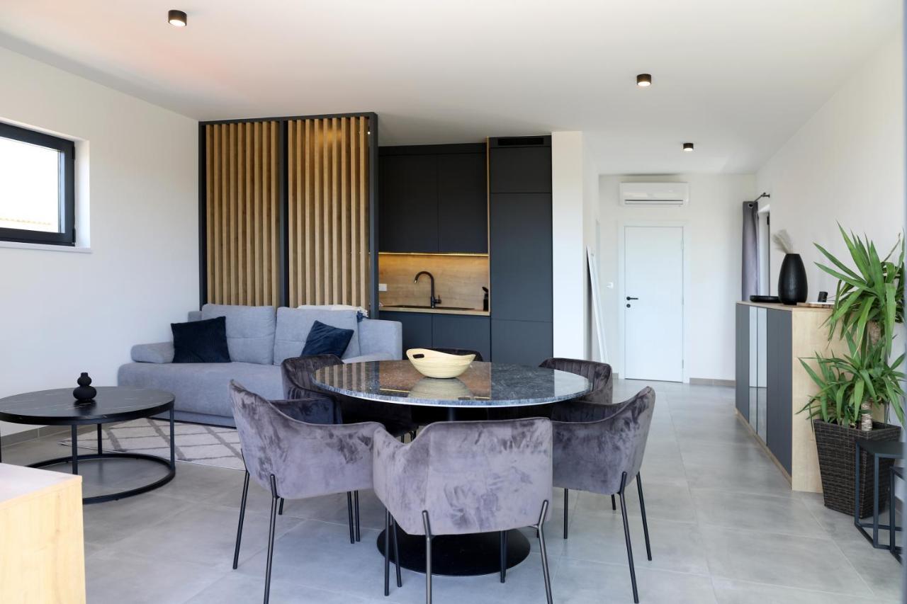 Apartments Terra Sun With Private Pool Or Jacuzzi Njivice Bagian luar foto