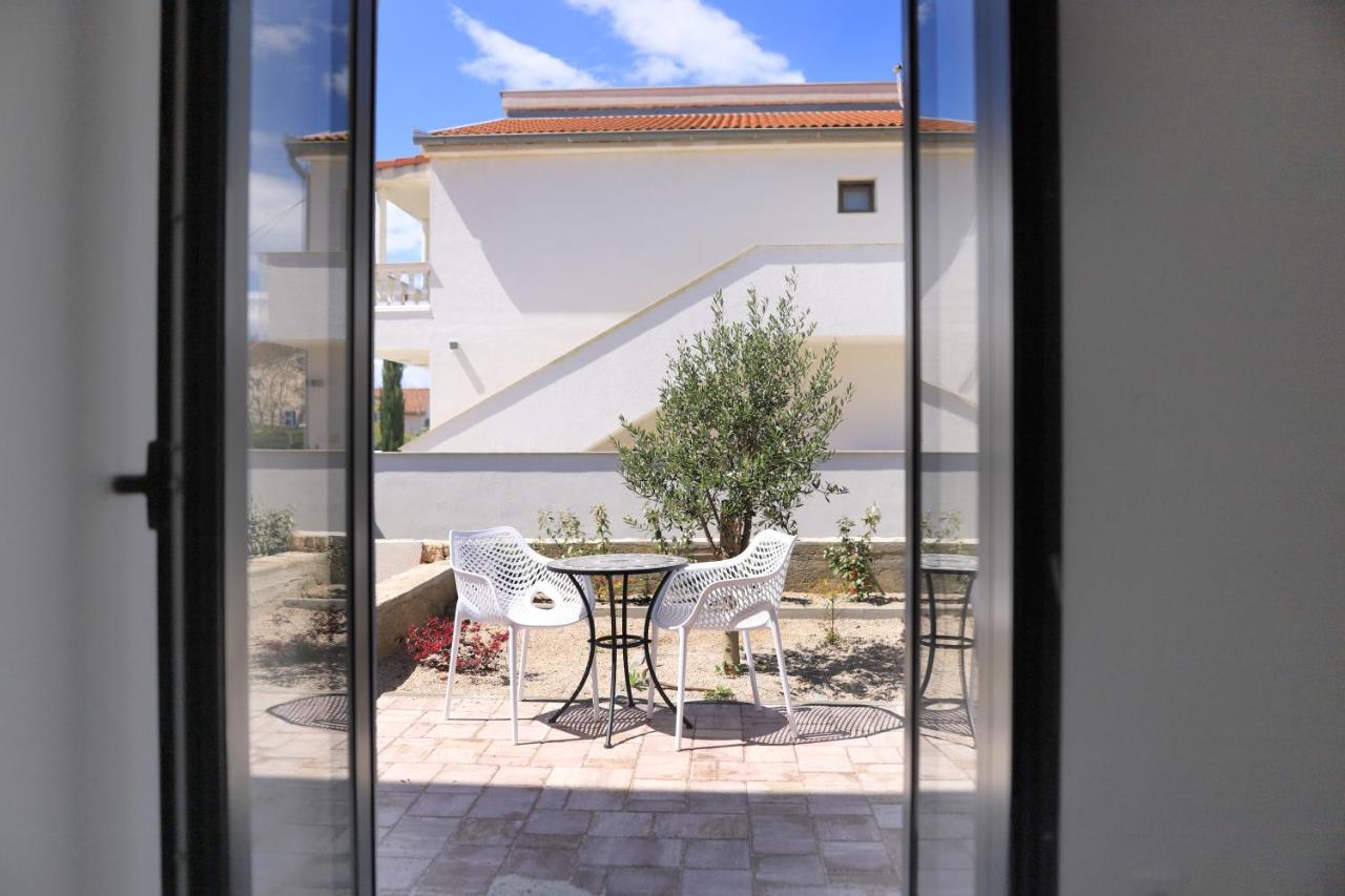 Apartments Terra Sun With Private Pool Or Jacuzzi Njivice Bagian luar foto