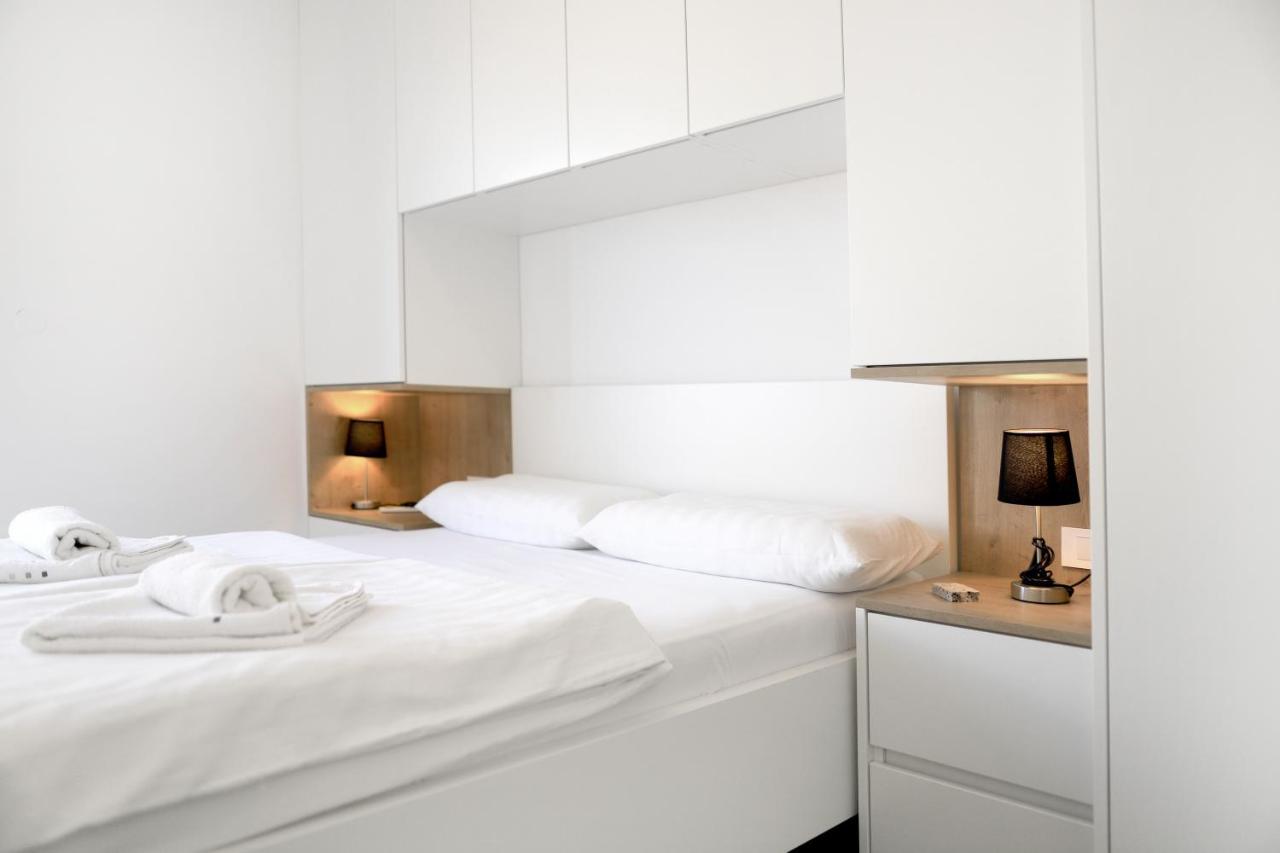Apartments Terra Sun With Private Pool Or Jacuzzi Njivice Bagian luar foto