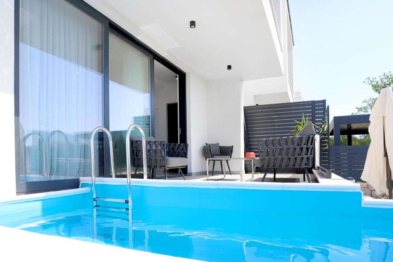 Apartments Terra Sun With Private Pool Or Jacuzzi Njivice Bagian luar foto